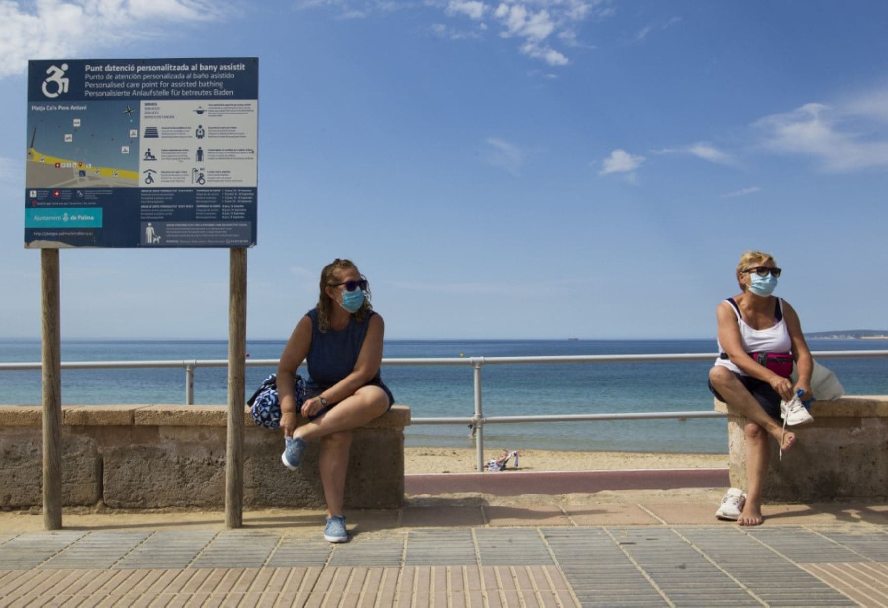 España impone toque de queda y vacunas para frenar el contagio de la COVID-19