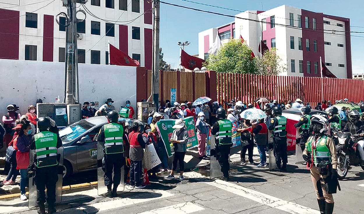 Elmer Cáceres soportó pifias y reclamos