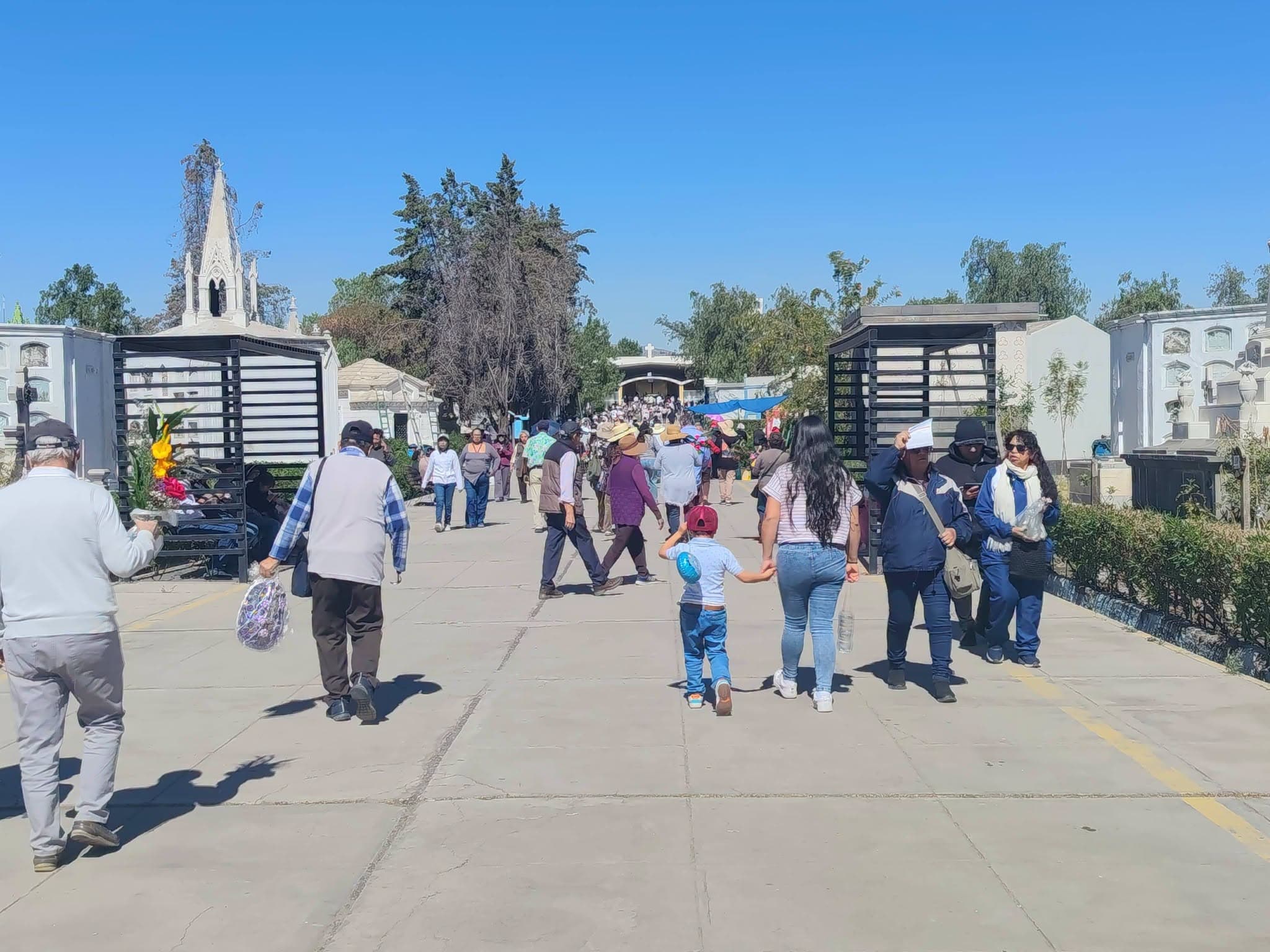 Cientos de Arequipeños visitaron los cementerios por Día del Padre