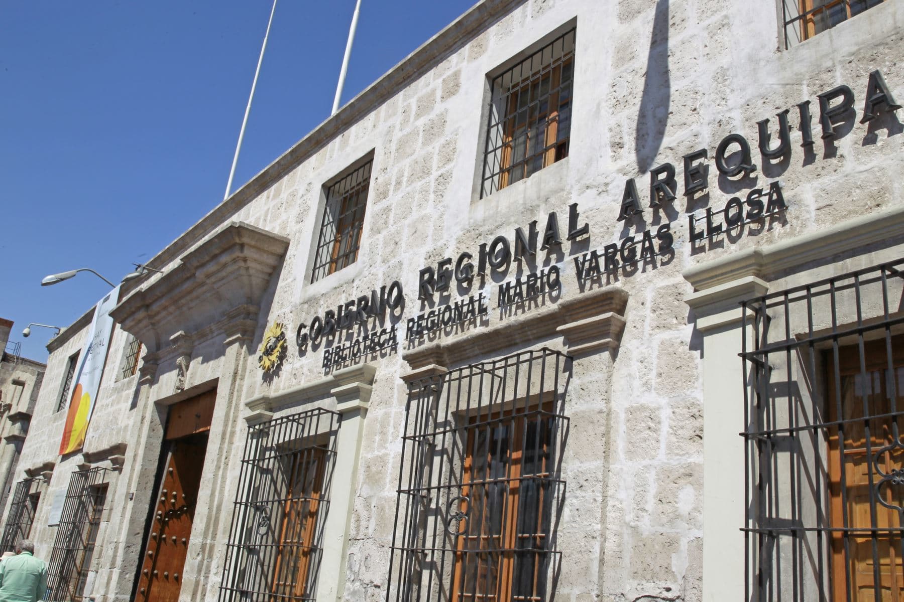 Denuncian a extrabajador de sustraer los libros