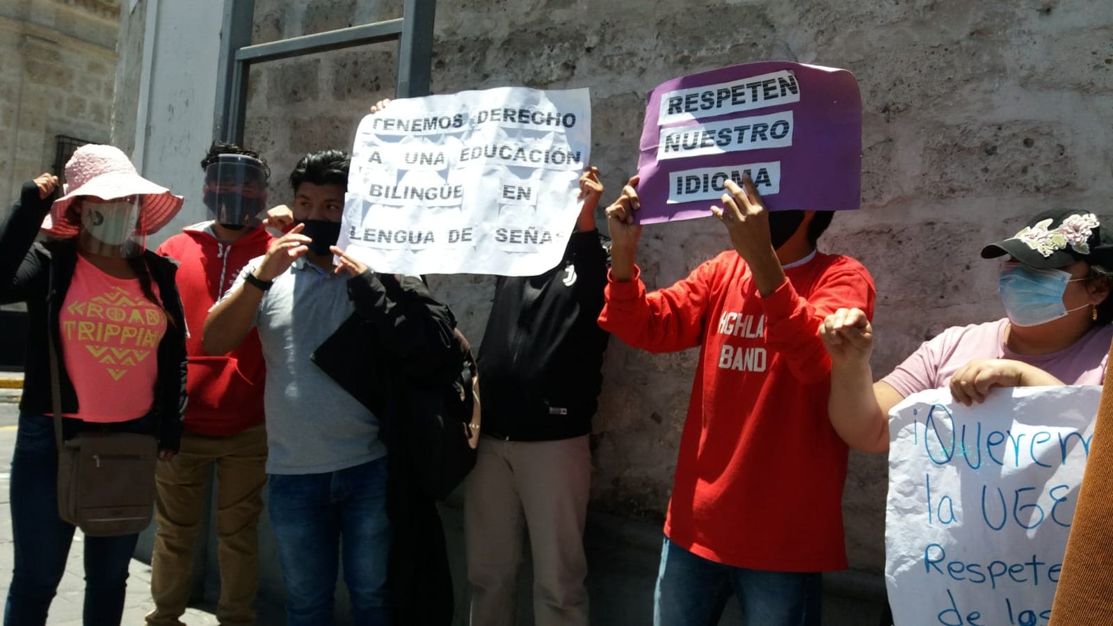 Contrataron maestros que no sabían lenguaje de señas para enseñar a sordomudos