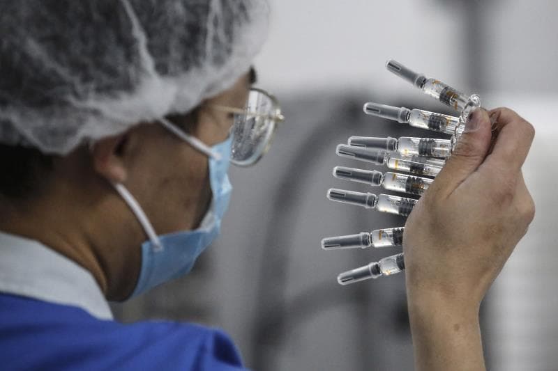 China: Casi 1 millón ha recibido vacuna contra la COVID-19