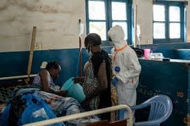 Cuatro peruanos llegan a Lima tras ser deportados del Congo