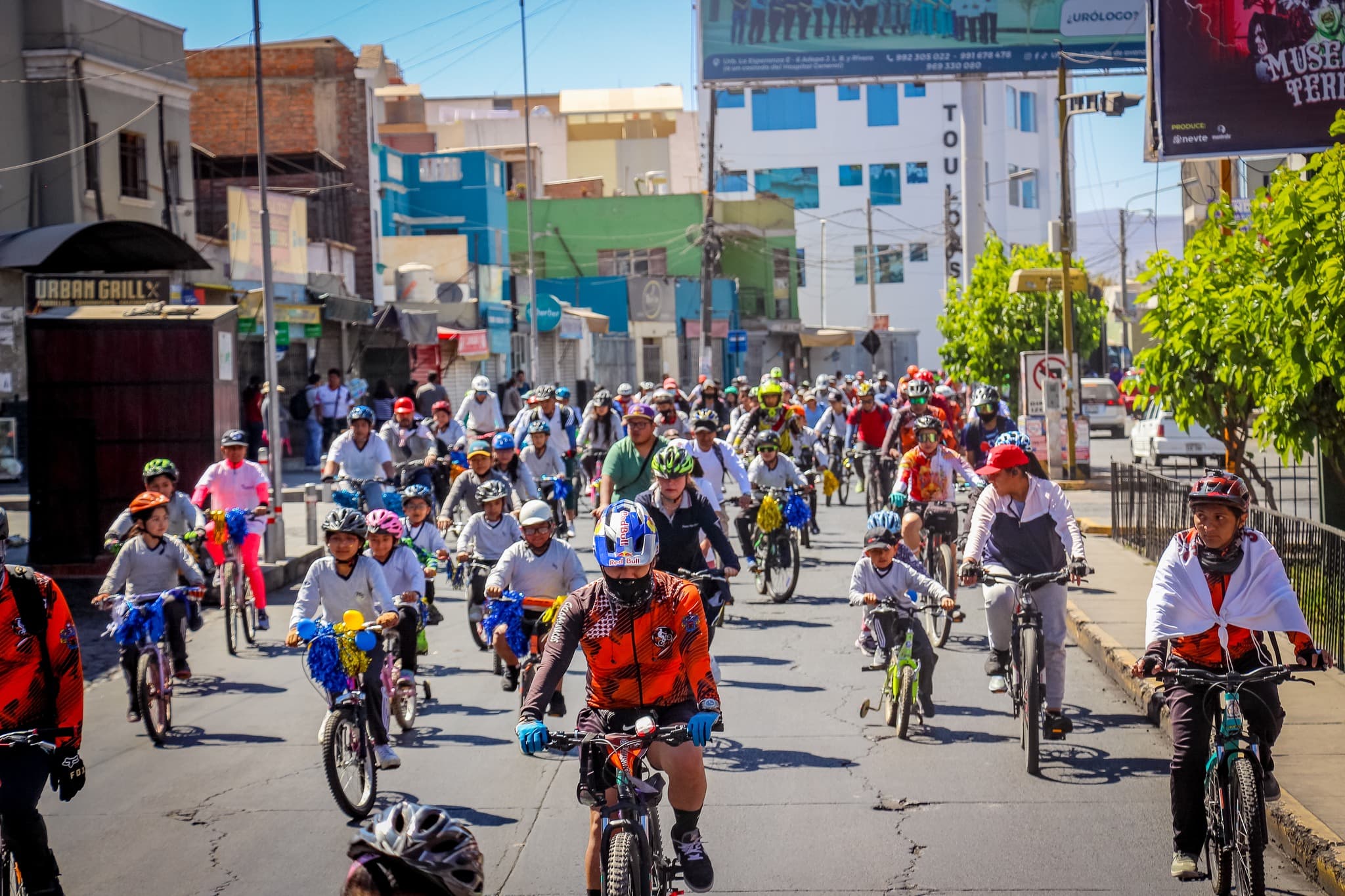 Ciclismo para alentar el deporte y celebrar a las instituciones