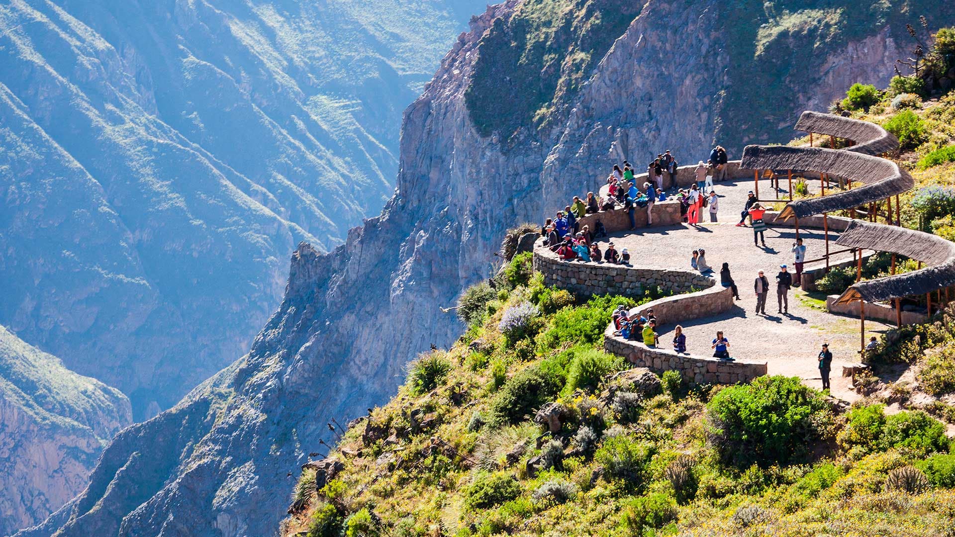 Hallan muertos a dos turistas en Mirador del Cóndor