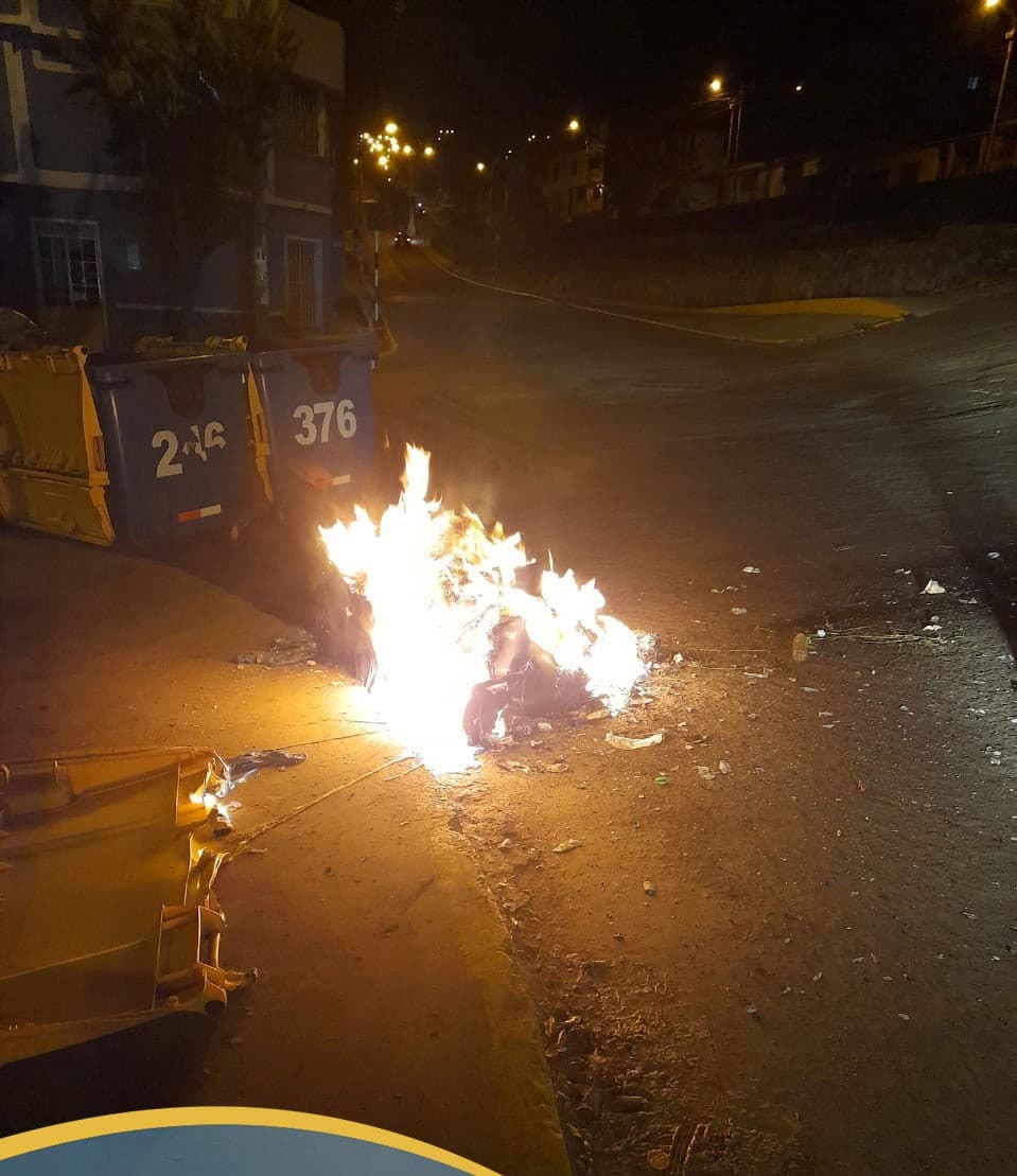 Queman contenedor de basura en Mariano Melgar