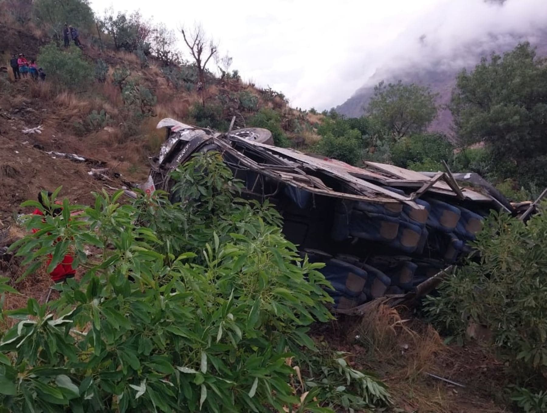 Ómnibus se despista y deja más de 20 muertos en Huancavelica