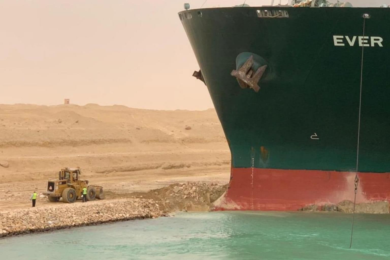 Buque de carga bloquea Canal de Suez en Egipto