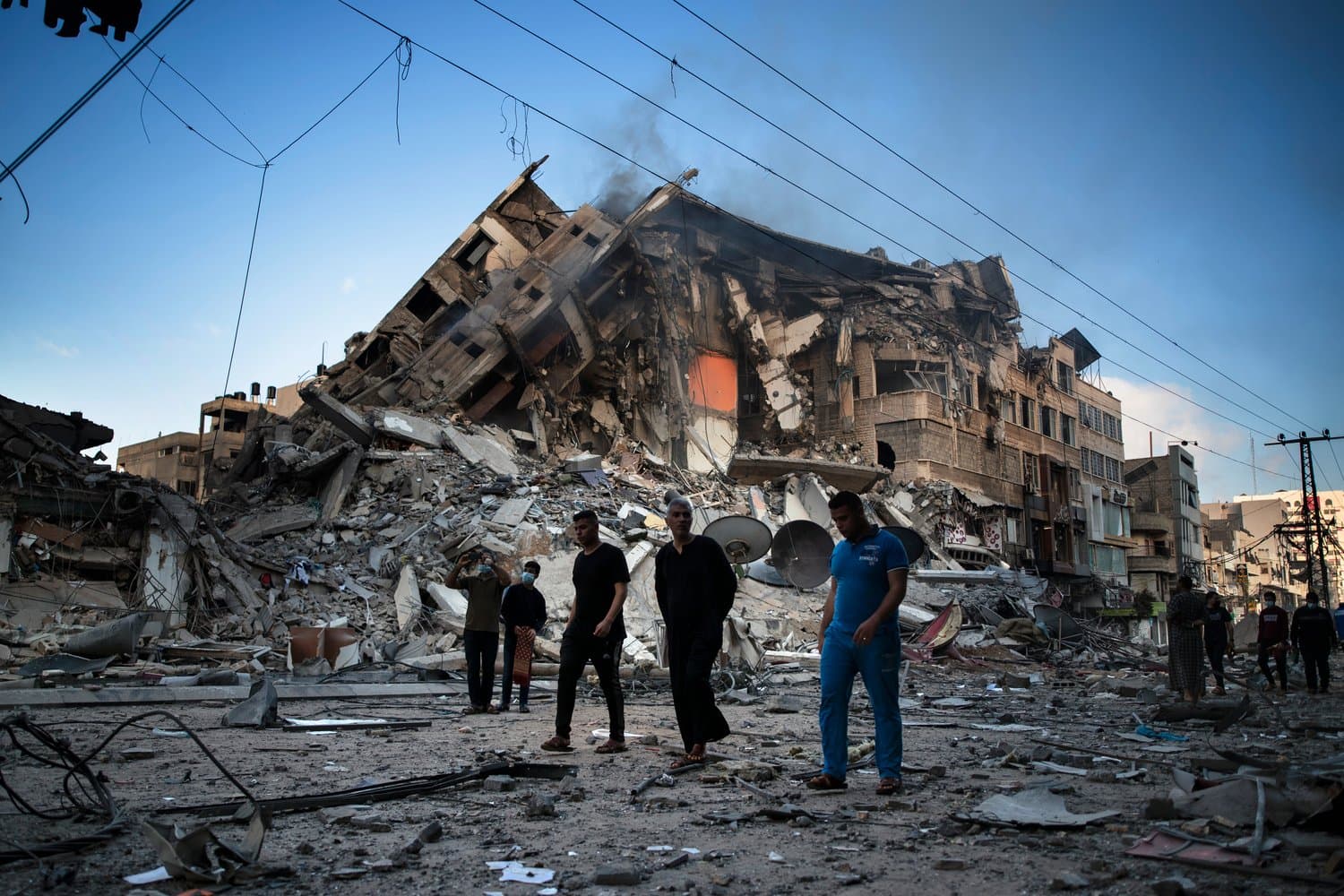 Israel concentra fuerzas cerca de Gaza mientras continúan ataques aéreos