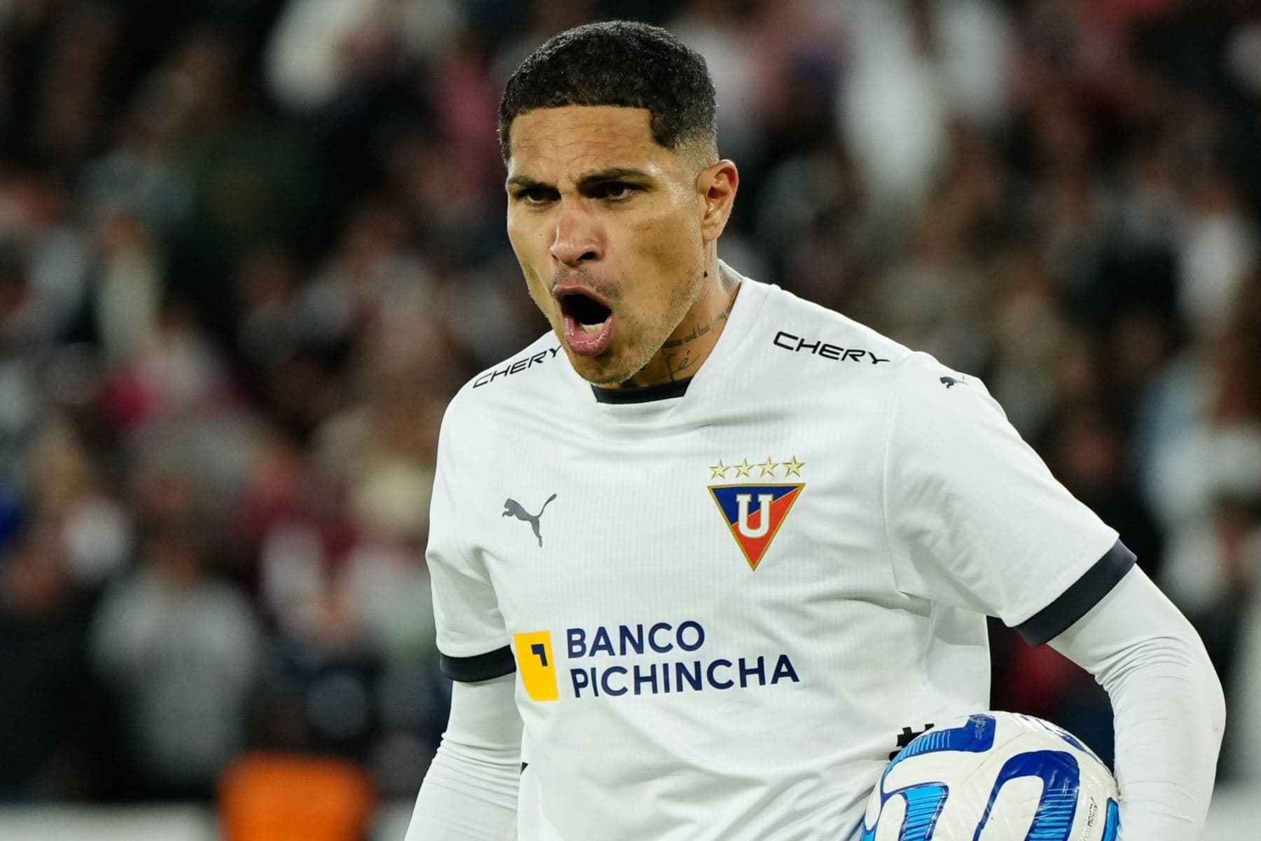 Paolo Guerrero abordó el avión con destino a Lima