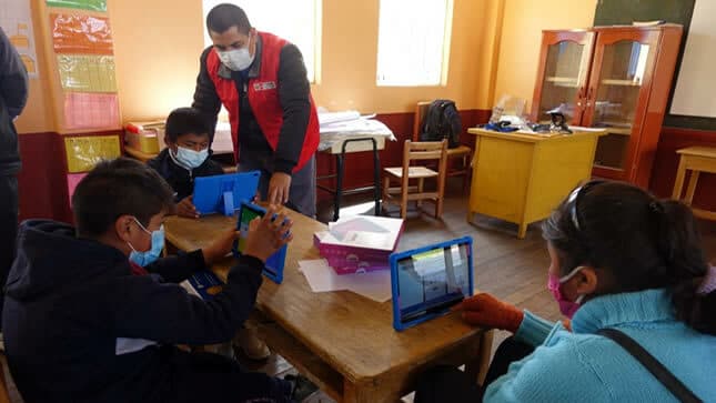 Perú: No hay vacunas inmediatas para los profesores