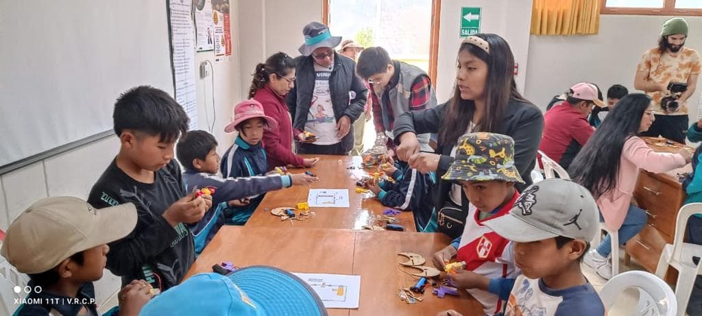 Capacitan a más de 500 niños de Arequipa sobre robótica
