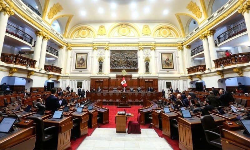 Fiscalía formaliza denuncia contra 24 congresistas