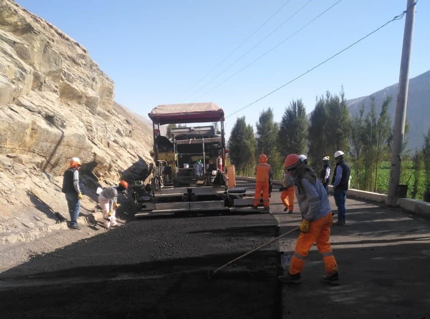 Obra de asfaltado en la carretera Punta Colorada al 98 %