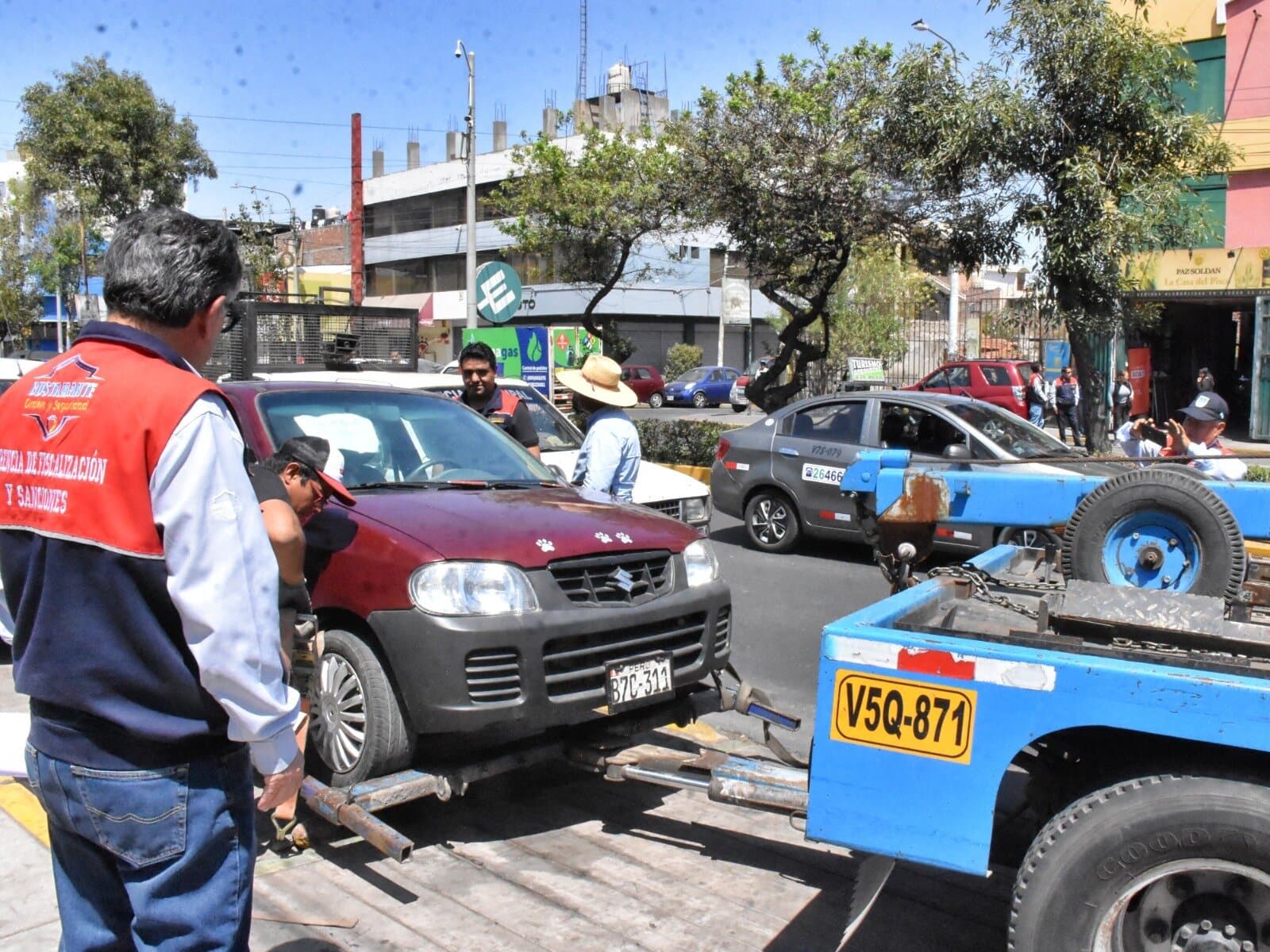 Decomisaron vehículos en venta exhibidos en la avenida Dolores