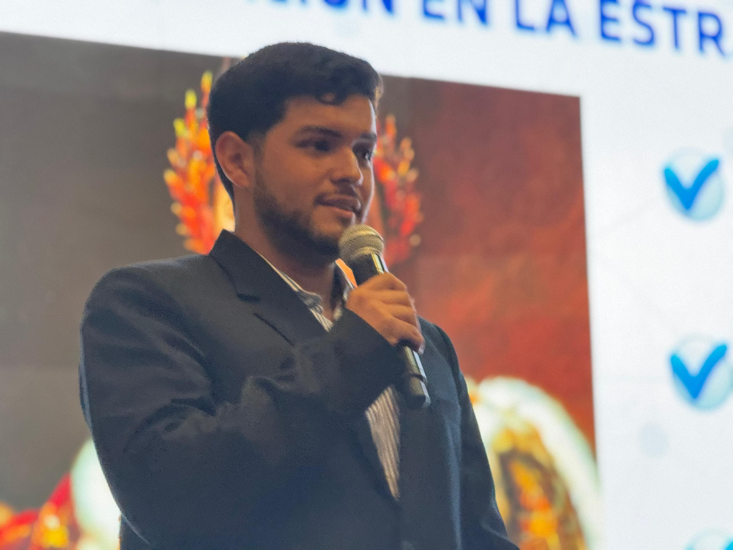 Peruano brilló como conferencista en cumbre de comunicación política