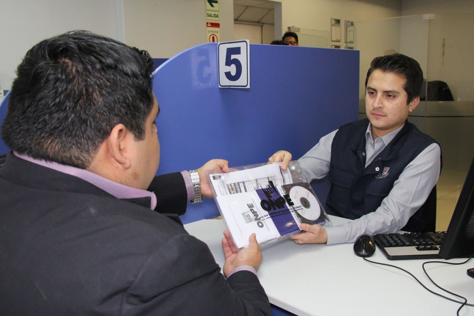 Entregan kits a revocadores de alcaldes de La Unión y Ocoña