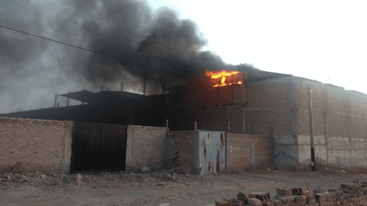 Se incendió taller de zapatos en Socabaya
