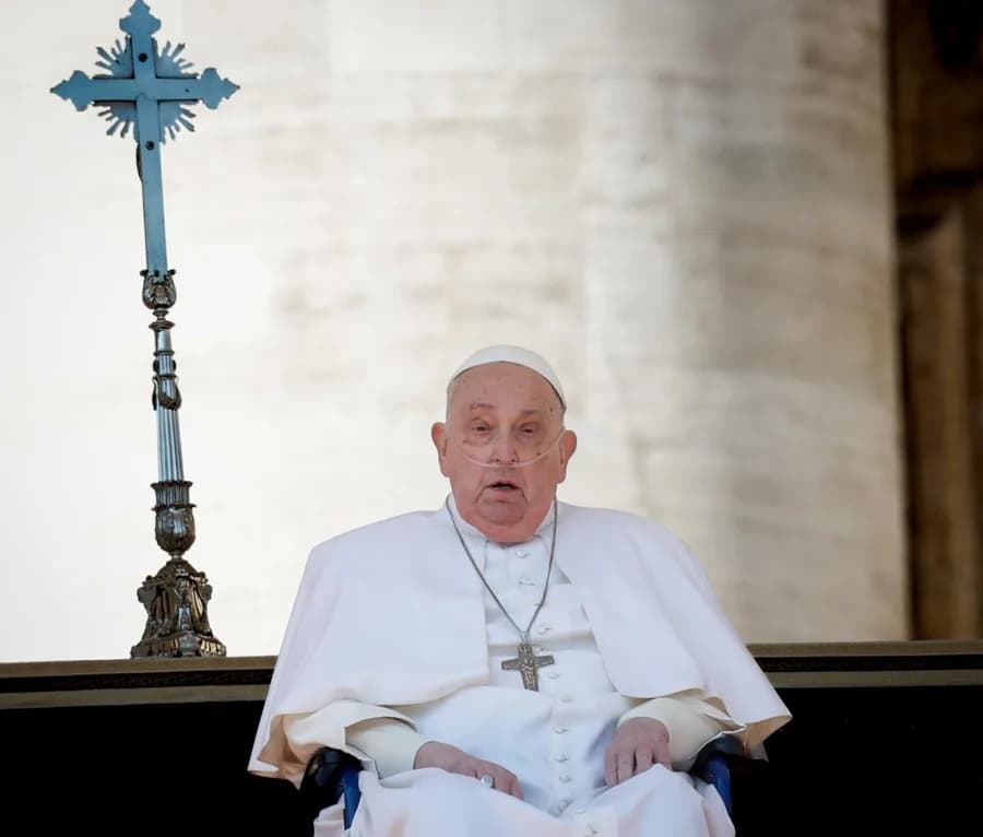 Papa reaparece por sorpresa ante los fieles en el Vaticano