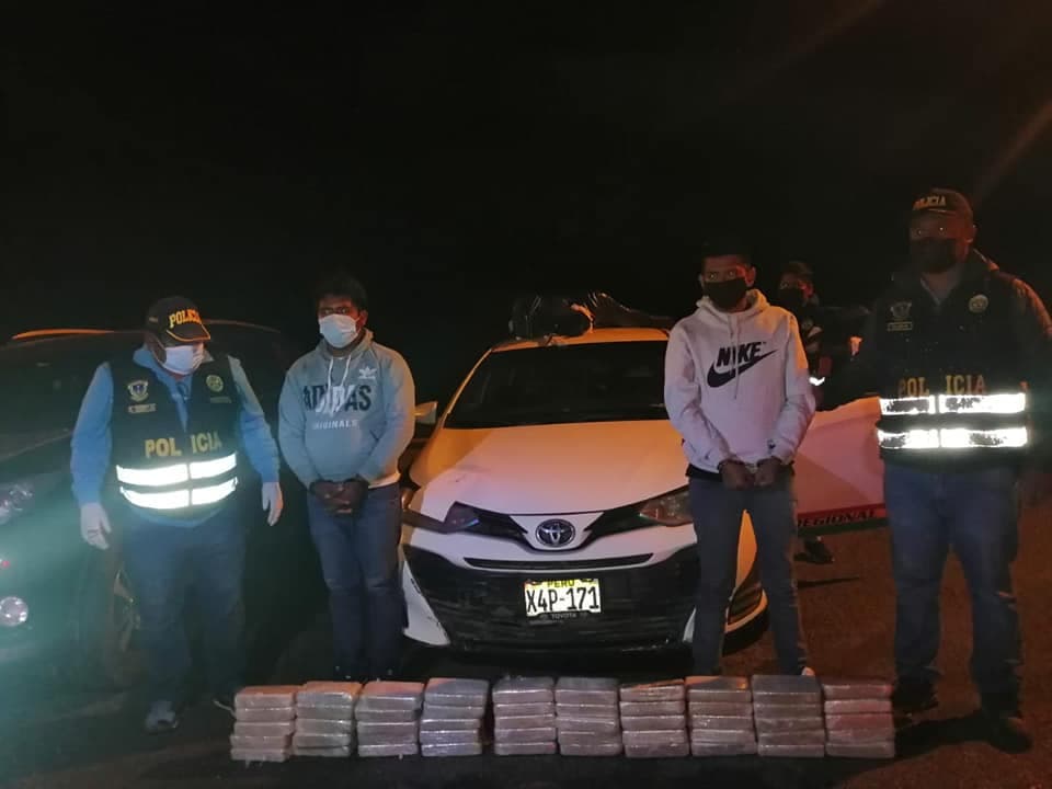 Intervienen vehículo que camuflaba 50 paquetes de droga