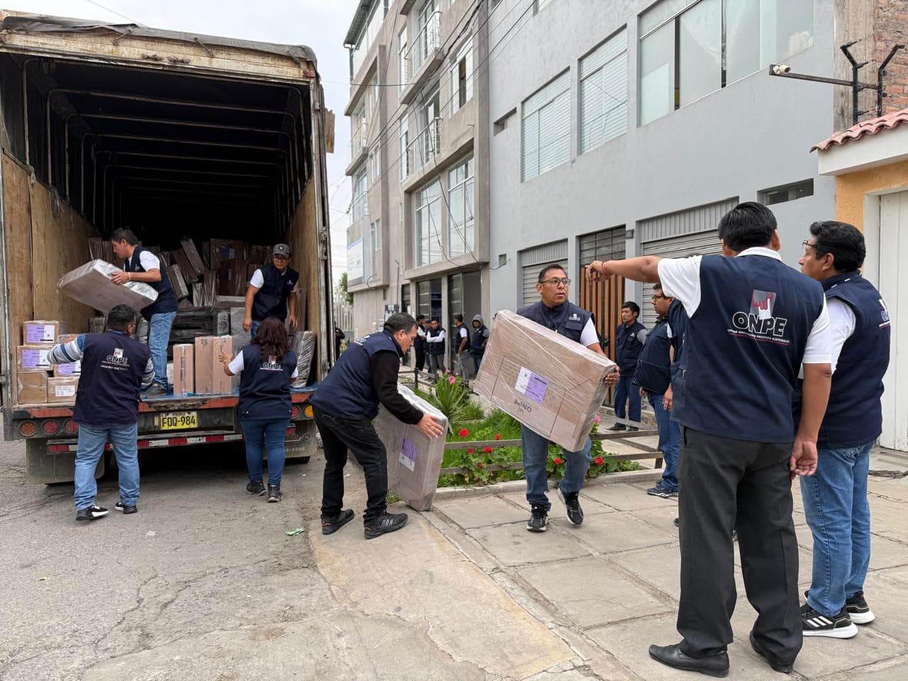 Llegan más de 1,800 paquetes de material electoral para comicios