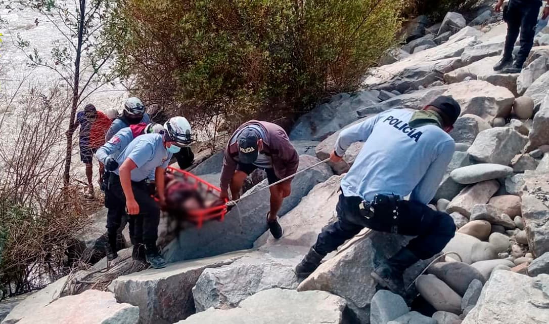 Policía desaparece al intentar salvar a una joven que cayó al Río Majes