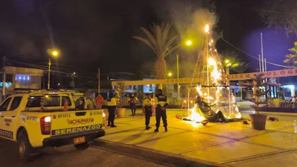 Árbol de Navidad en Uchumayo se incendió por pirotécnicos