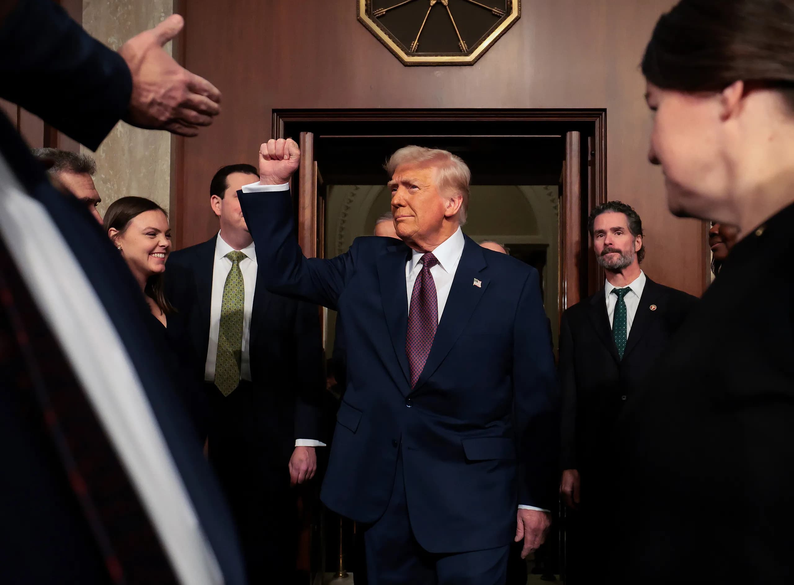 Trump publica imagen y se llama “presidente interino de Venezuela”
