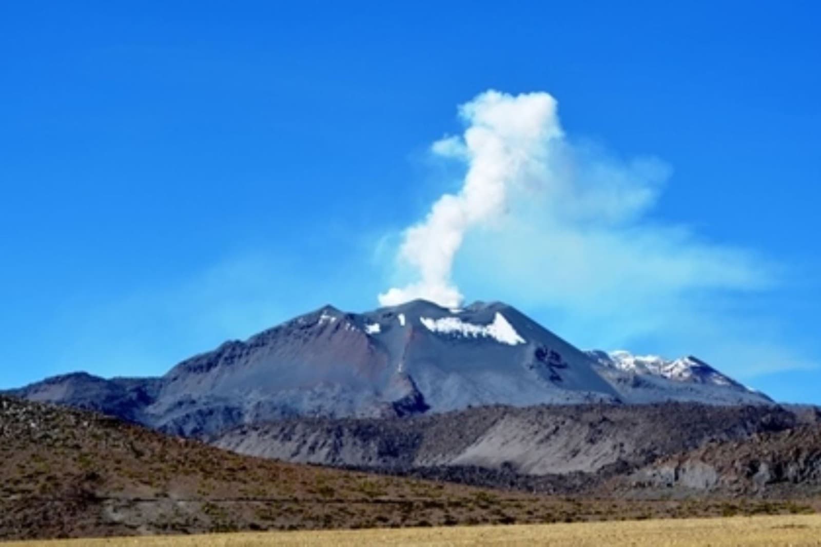 Evalúan cambiar nivel de alerta del volcán Sabancaya