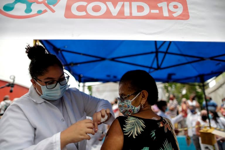 Científicos vienen desarrollando una vacuna contra la COVID-19 a bajo costo