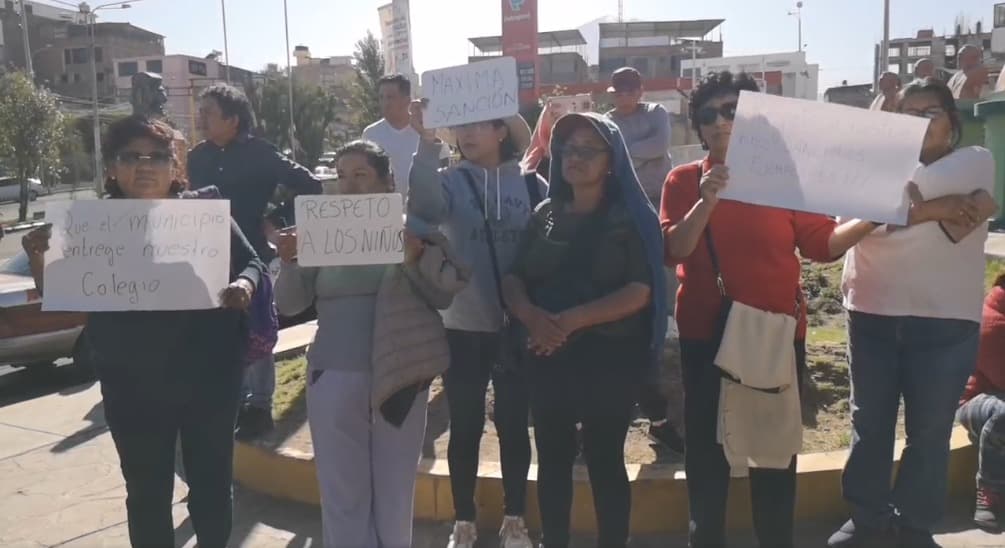 Padres piden salida de profesores que bebieron dentro de colegio