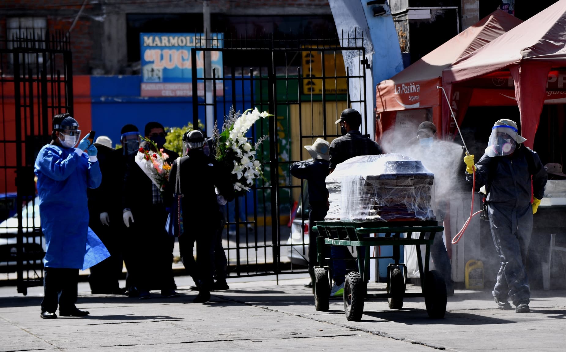 Aumento de muertes por la COVID-19 fuerza a las comunas a ampliar sus cementerios