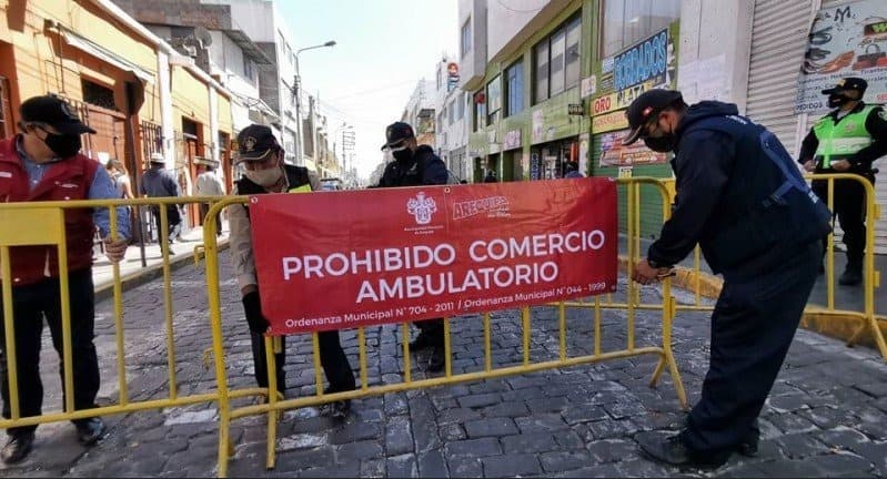Con vallas y cisternas sacarán a ambulantes de la vía pública