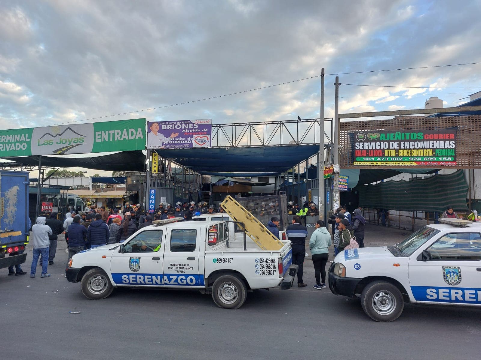 Clausuran terminal informal de minivanes en Bustamante y Rivero