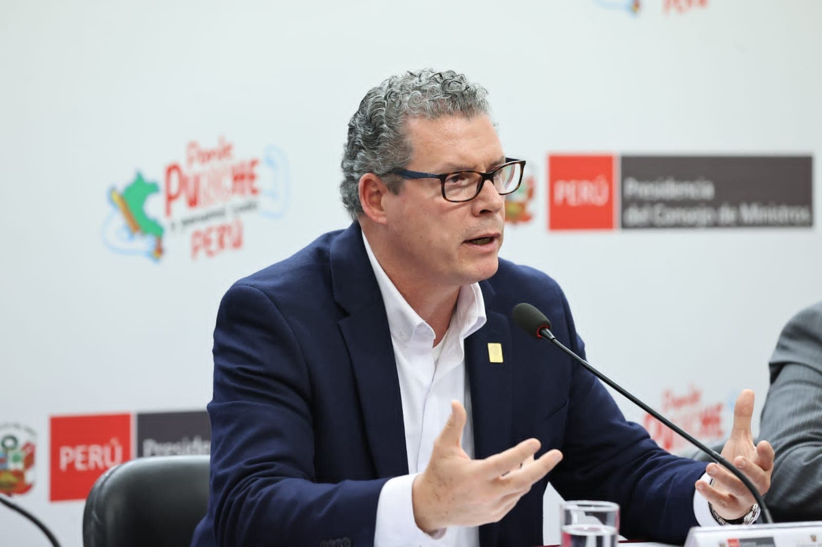 Congresistas piden la renuncia del ministro Morgan Quero