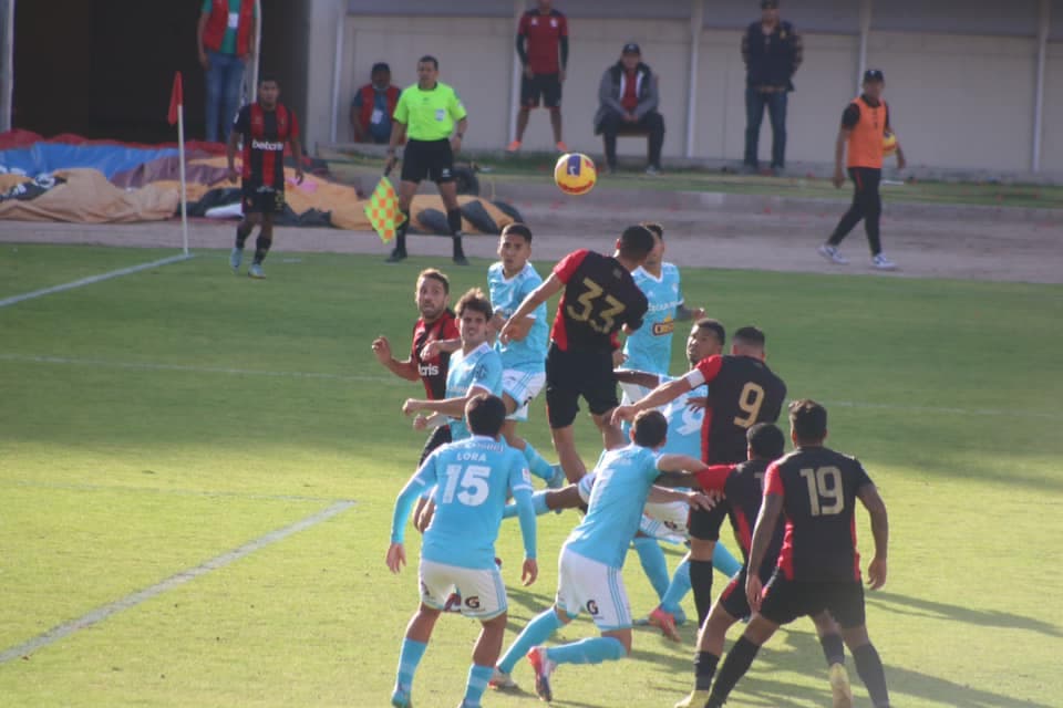 Melgar da primer golpe a Cristal