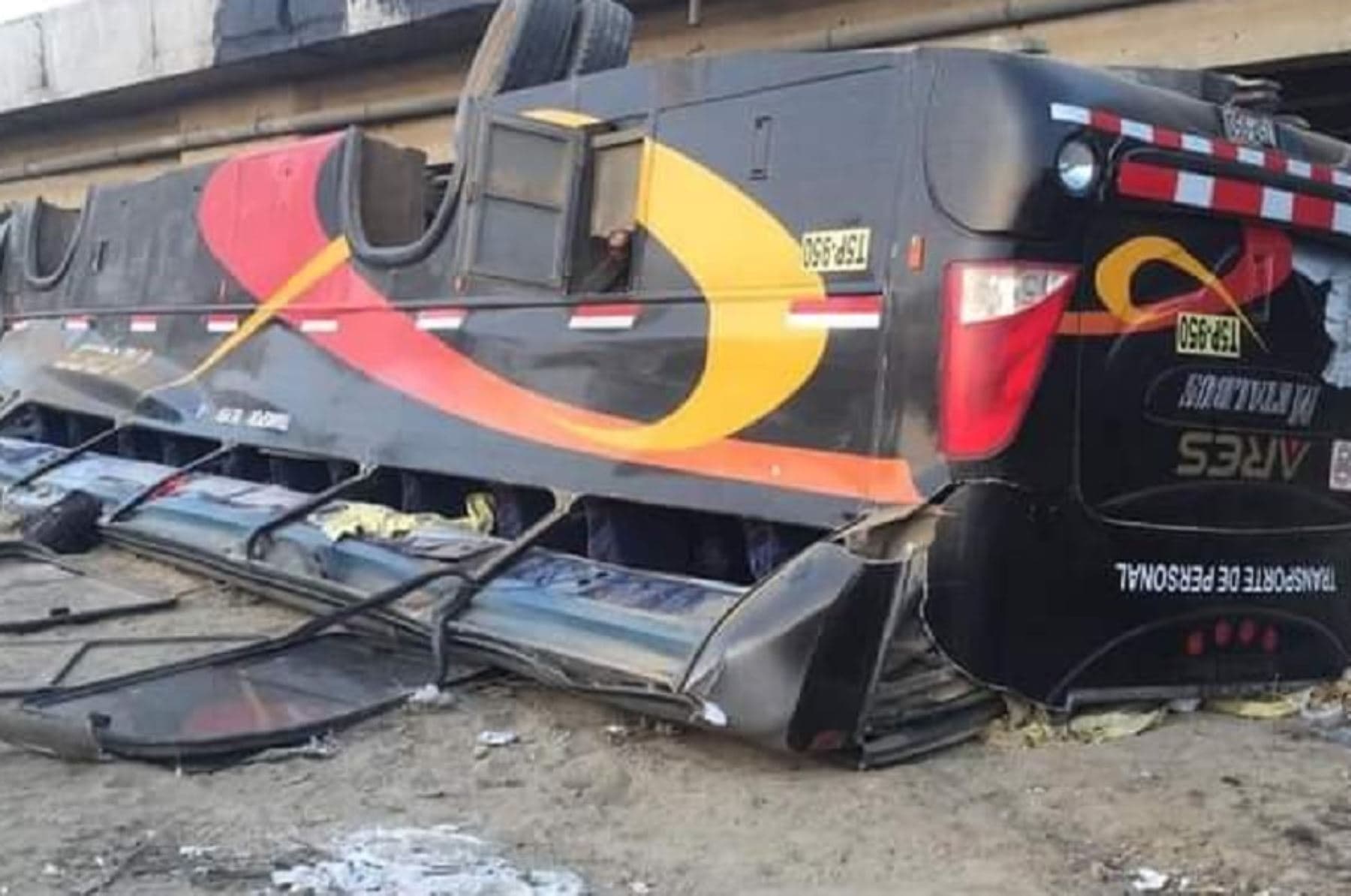 Despiste y volcadura de un bus deja al menos un fallecido