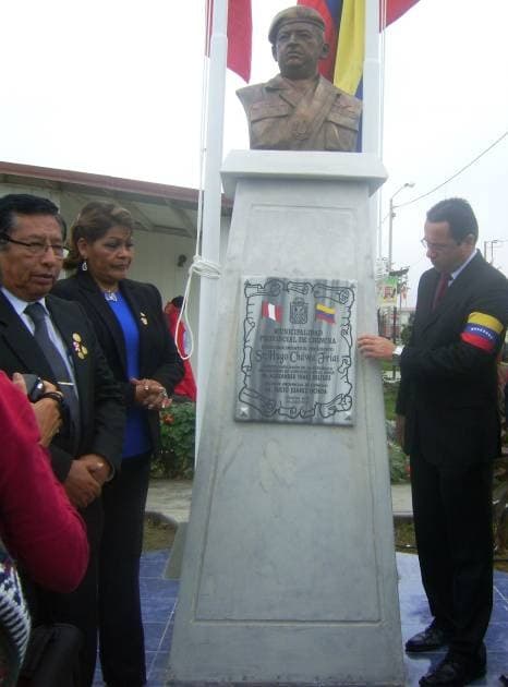 Exigen que se retire busto de Hugo Chávez que se exhibe en Chincha