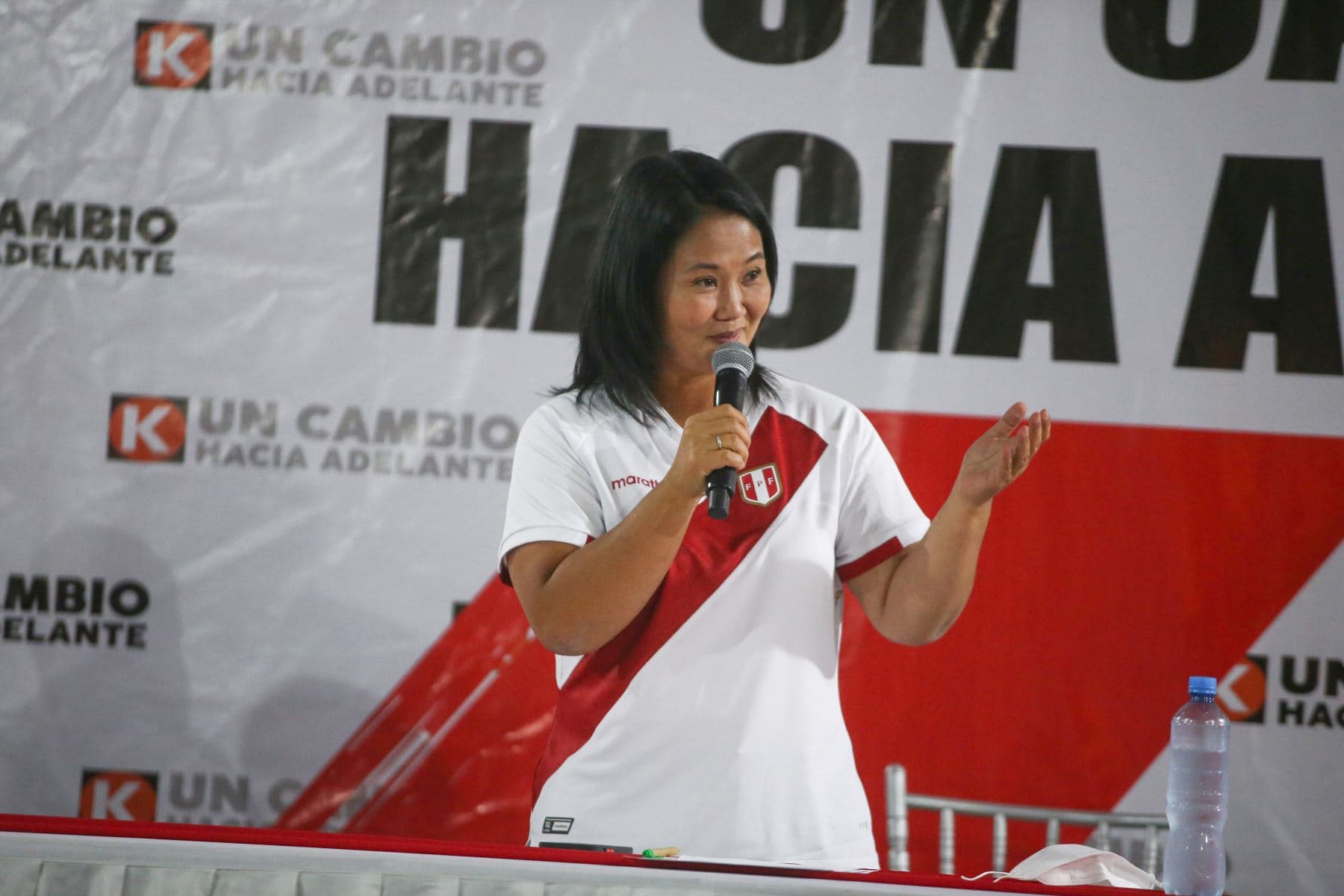 Keiko Fujimori presenta a su equipo técnico que participará en debate del JNE