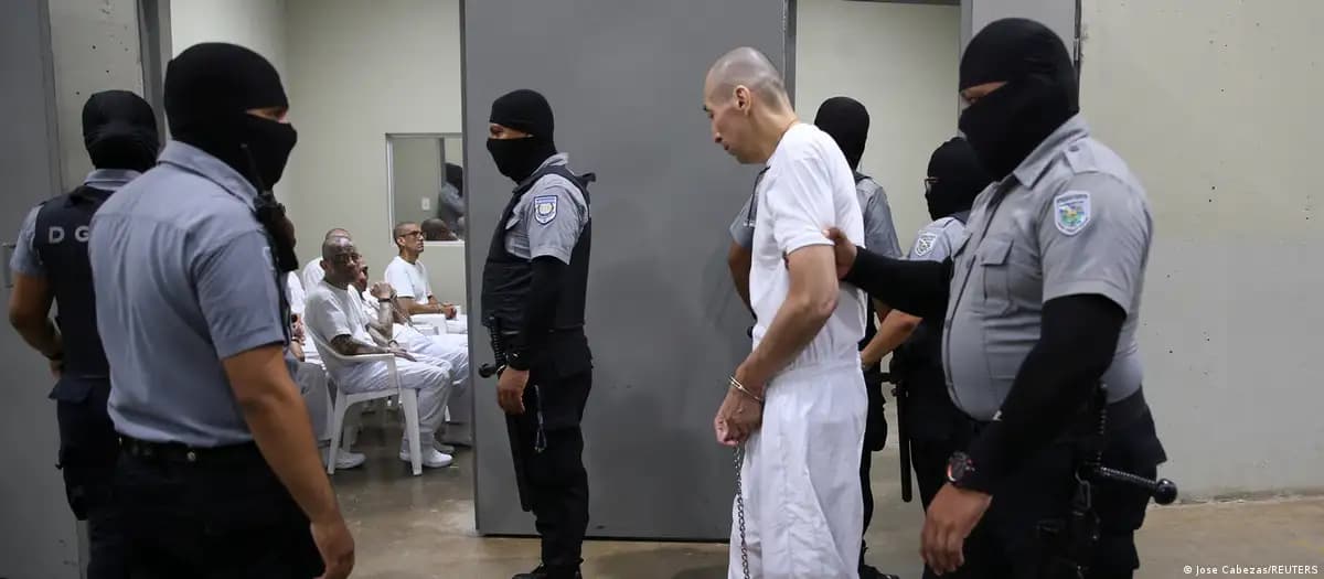 El Salvador dicta primera condena de prisión perpetua