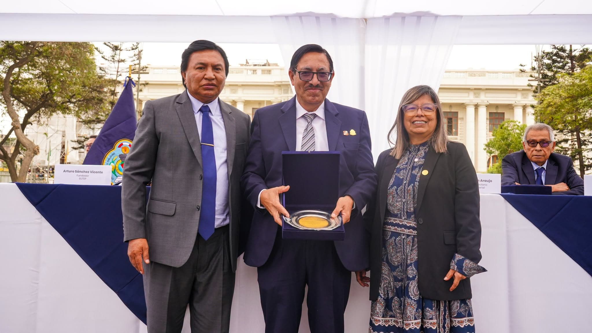 Derrama Magisterial reconoce a docentes en víspera de su día