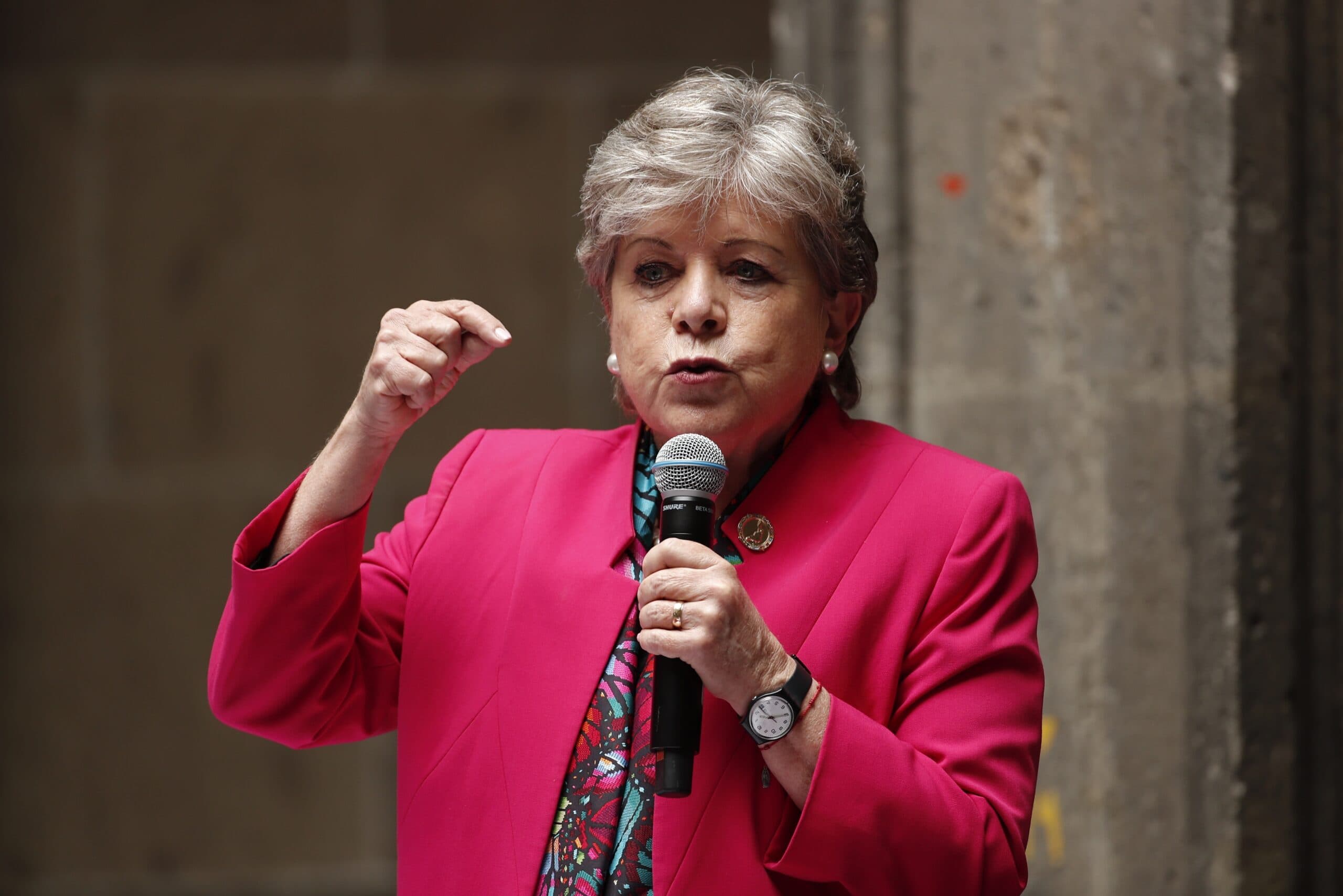 México denunciará a Ecuador por invasión a su embajada en Quito