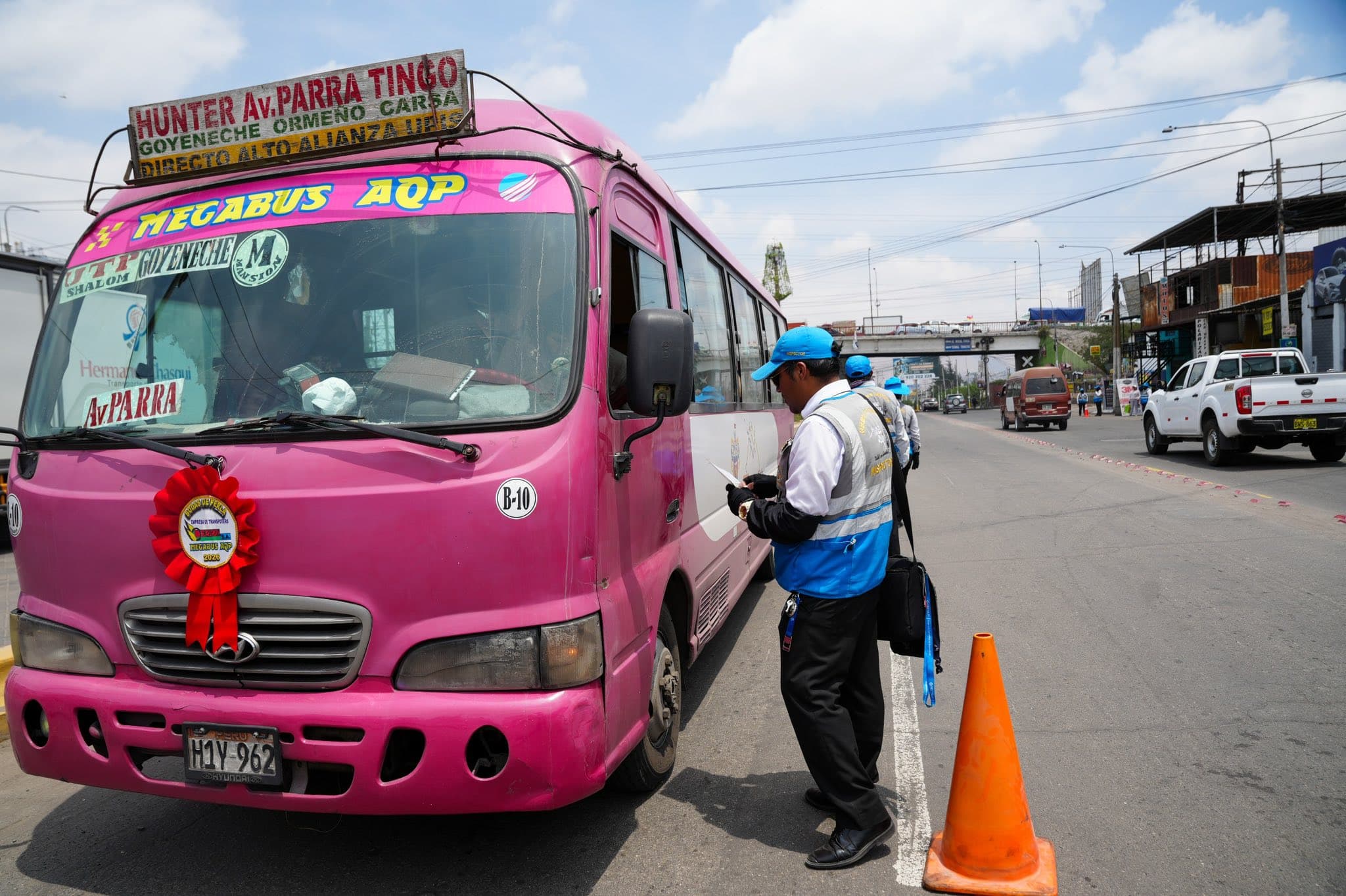 MegaBus paraliza servicio para pedir el incremento del pasaje