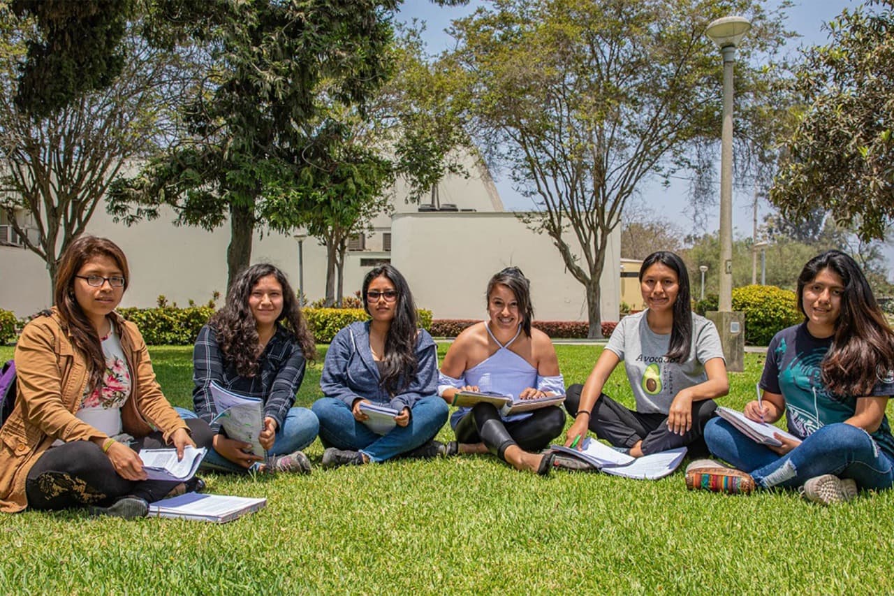 Ofrecen 14 000 becas de estudio en Perú y el extranjero
