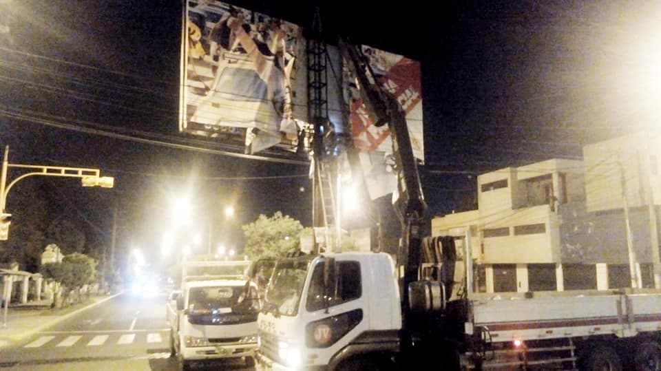 Retiran 5 paneles colocados sin autorización en J.L.B. y Rivero.