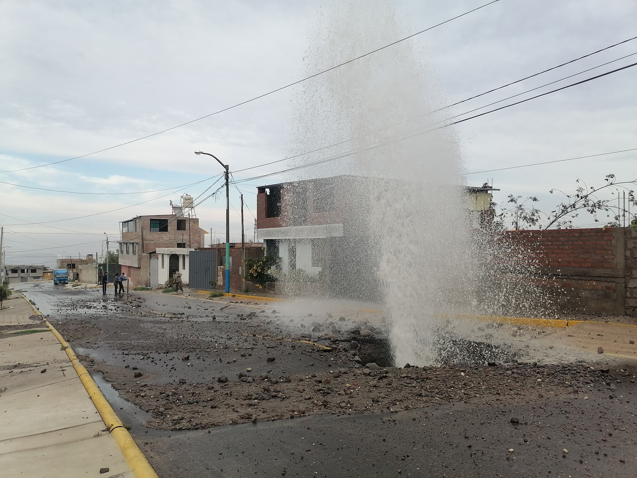 Yura: rotura de tubería afecta más de 20 viviendas