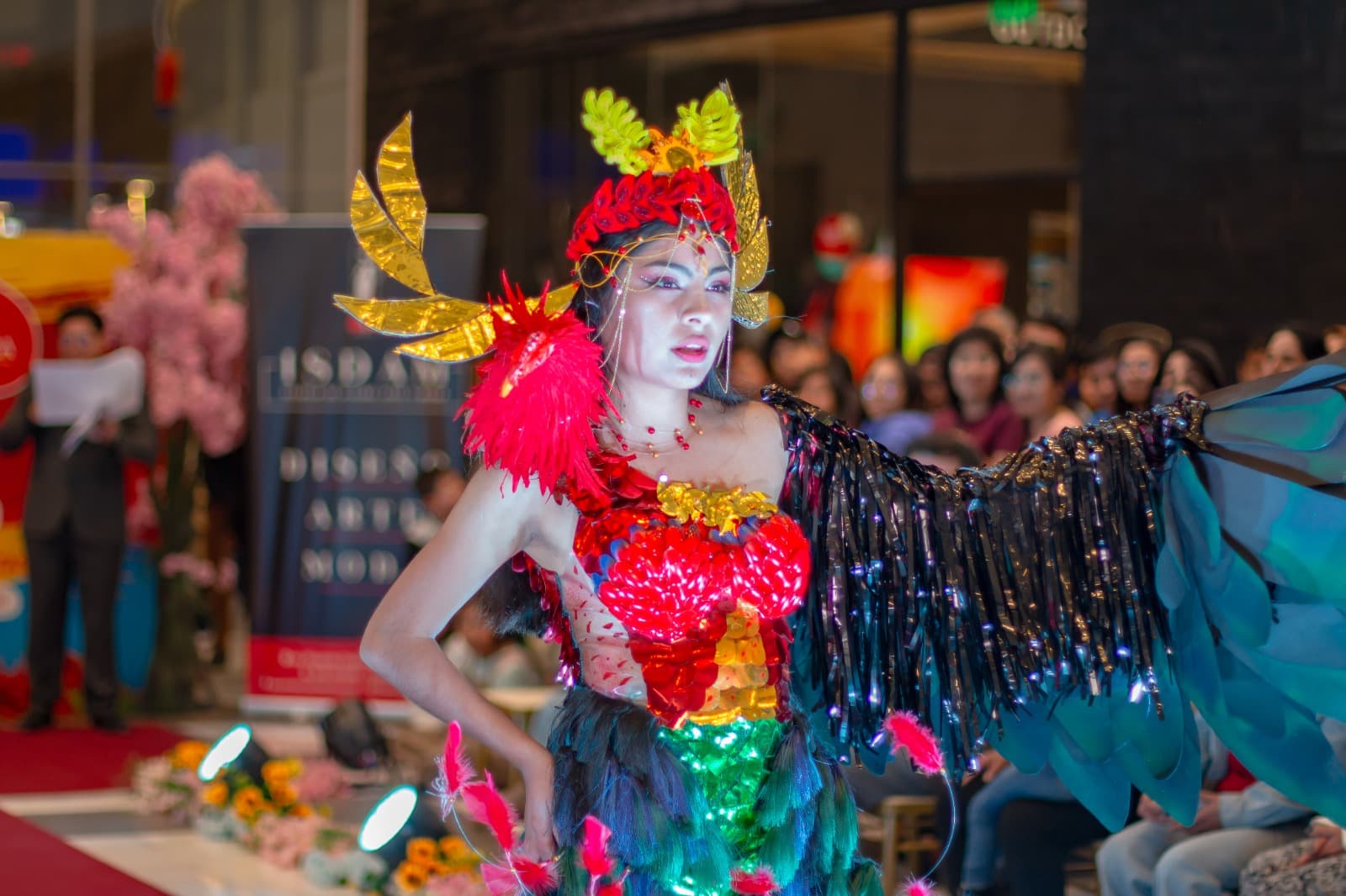 Jóvenes convierten materiales no convencionales en trajes de moda