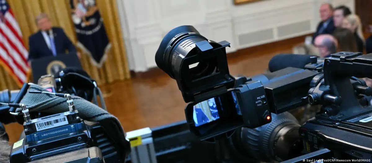 Medios demandan a Trump tras veto de la Casa Blanca