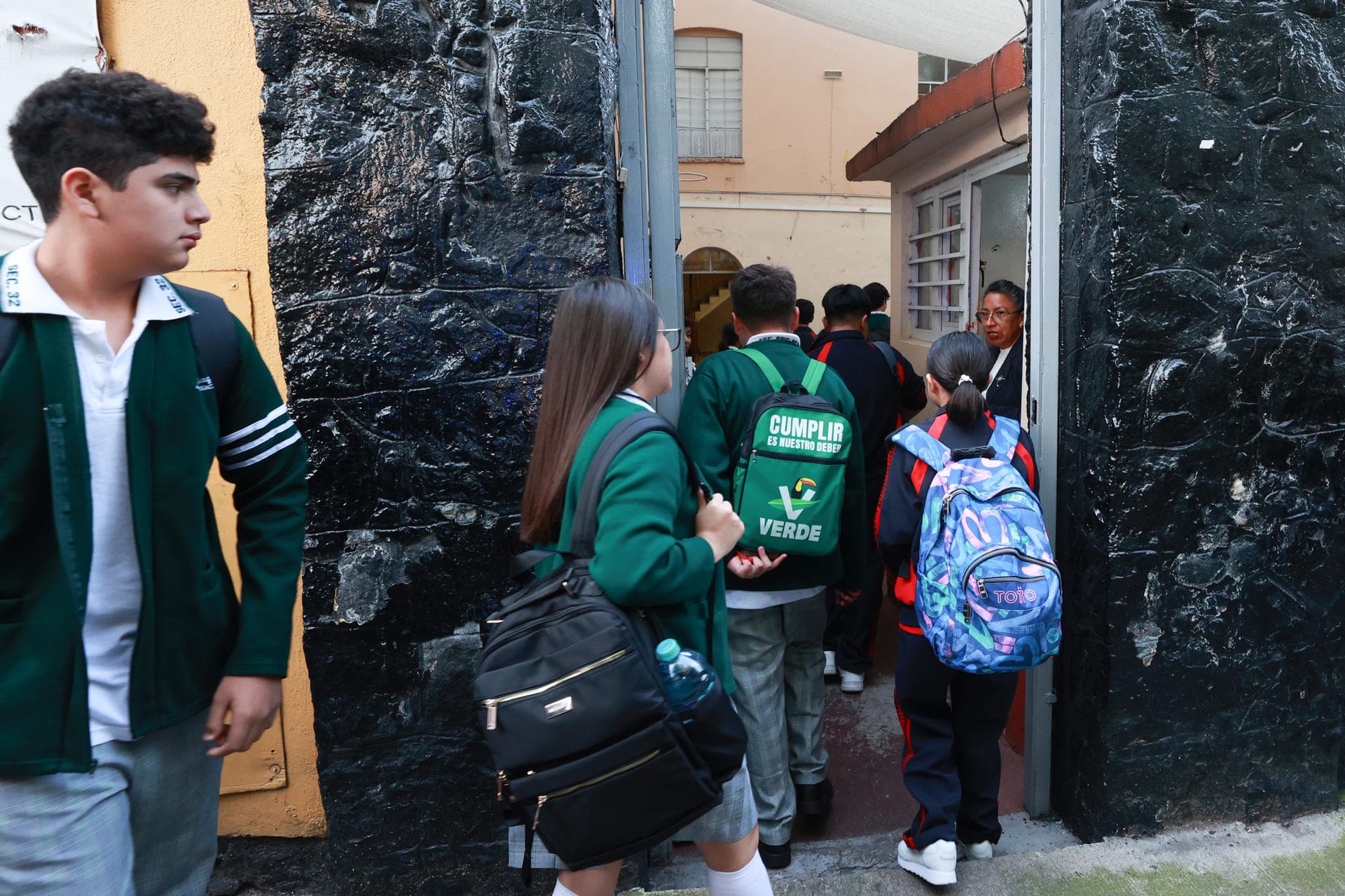 México limita uso de celulares durante la jornada escolar