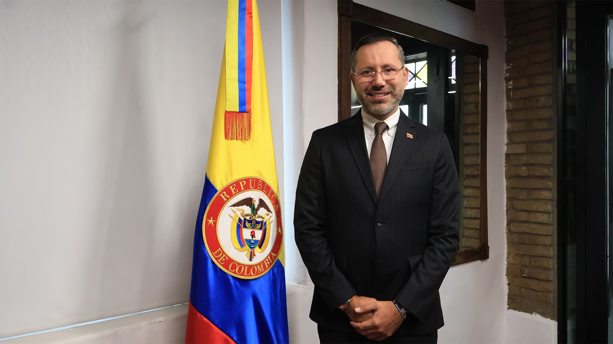 Ministro de Colombia no renunciará pese a polémica por su viaje